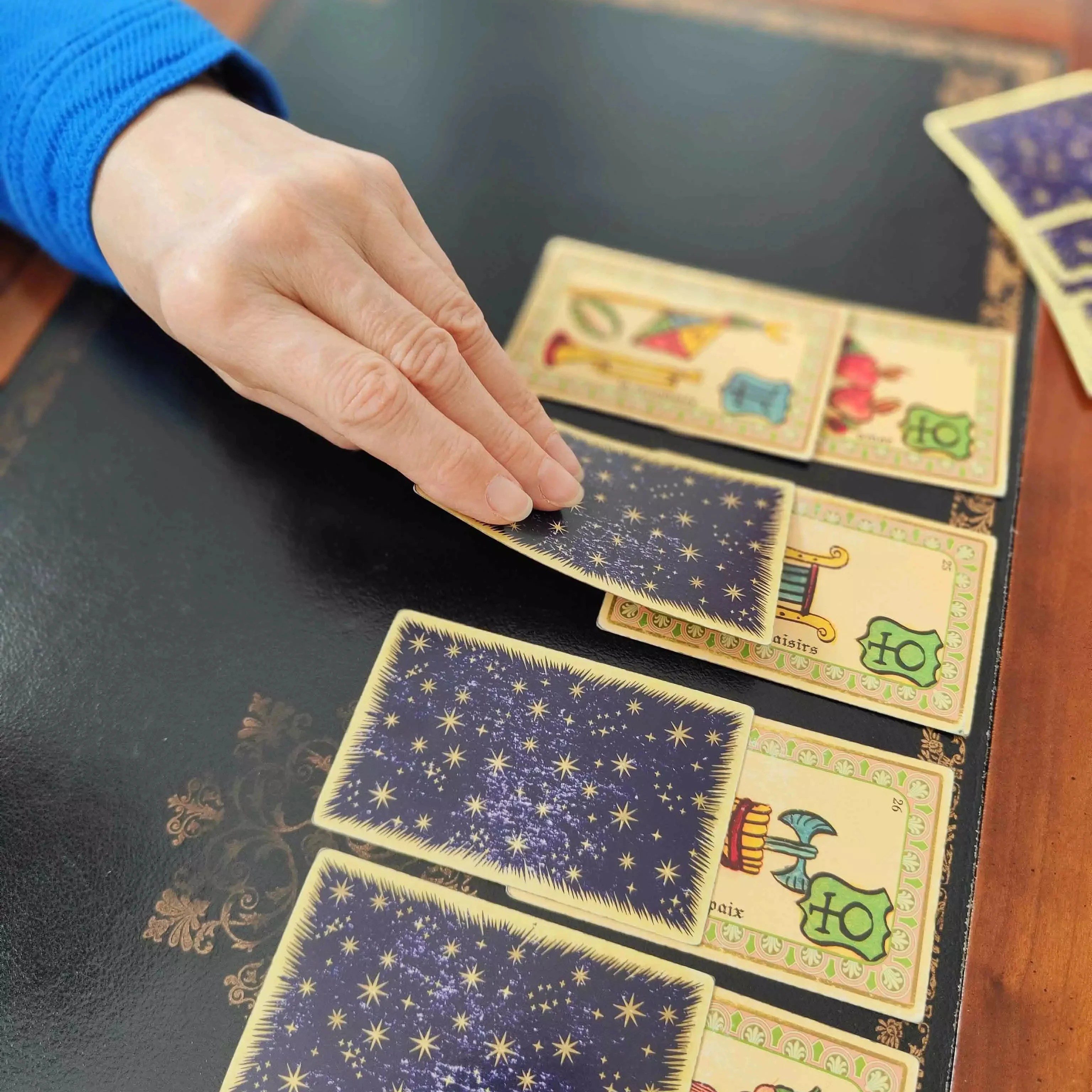 une voyante fait un tirage avec l'oracle de belline 